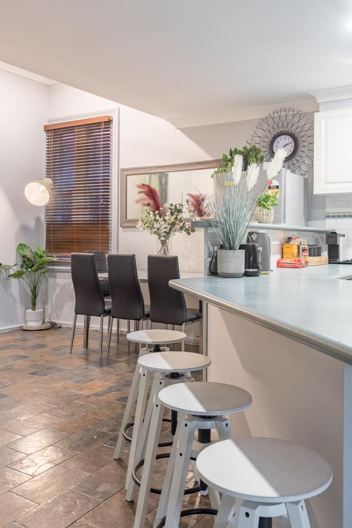 Guest house Bright Single - Seconds To Bus Station & Park - Close To Chinatown - Shared Bathroom *